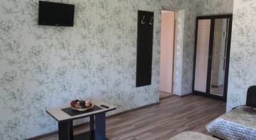 Фото номера Трехместный номер Гостиница «Юлия» г. Сукко 2