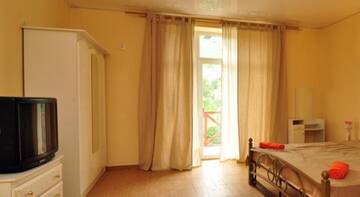 Фото номера Улучшенный трехместный номер Гостиница Guest House Vizit г. Сукко 4
