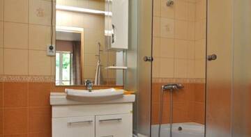 Фото номера Номер с кроватью размера &quot;queen-size&quot; и видом на бассейн Гостиница Guest House Vizit г. Сукко 4