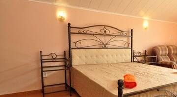 Фото номера Улучшенный трехместный номер Гостиница Guest House Vizit г. Сукко 5