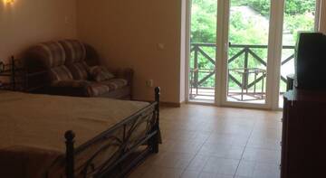 Фото номера Стандартный трехместный номер Гостиница Guest House Vizit г. Сукко 3